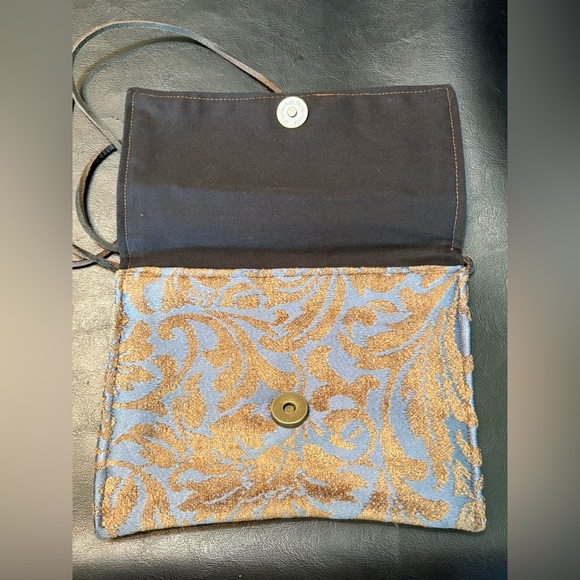 Floral Embossed Tooled Clutch - Picture 8 of 9